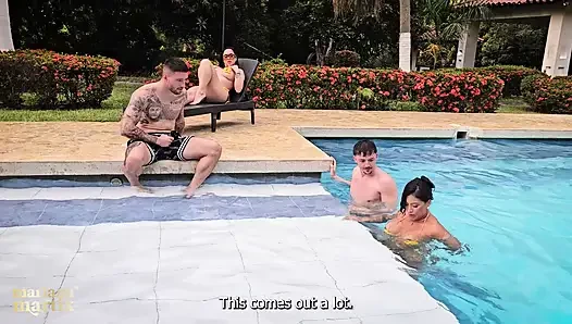 Mariana makes Yeri and Raul give her a double penetration in the pool in the rain