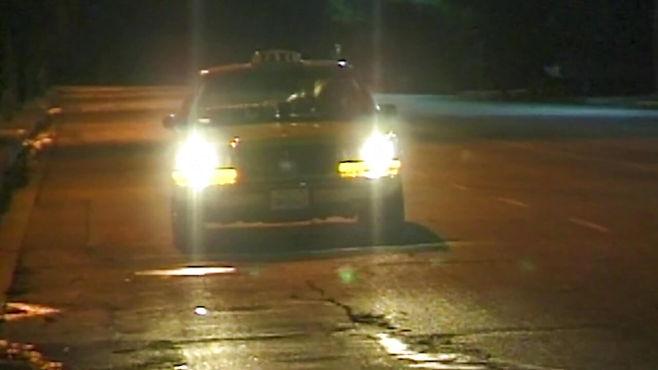 Versaute Taxifahrt: Heiße Blondine im Auto und auf dem Sofa