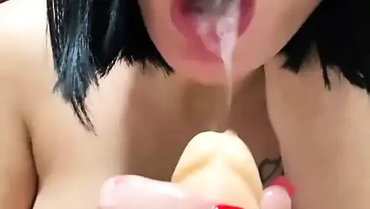 Büyük bir dildo emiyor ve onunla sikişiyor