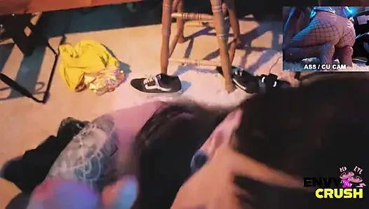 Gadis gamer dengan stoking jala lagi asik berlutut