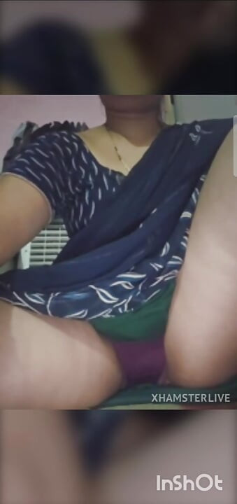 Desi bhabhi ne kursi pe beth ke apni chooth ke maje liye