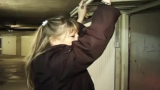 Эту французскую шлюшку трахнули в анал на улице на парковке