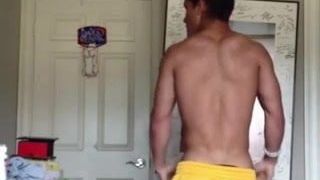 Semental sexy del gimnasio masturbándose