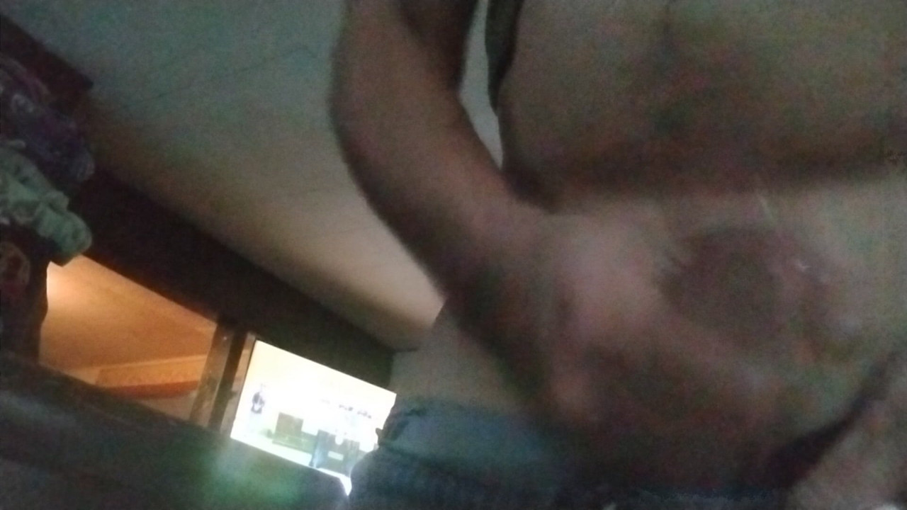 A descarregar a porra toda a pensar na cona de uma bbw