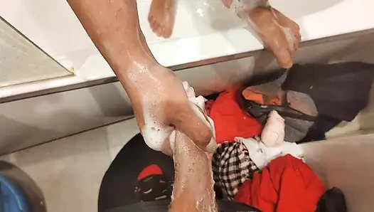 Hei saudara tiriku, lihat toketku di kamar mandi dan aku boleh entot kontolmu