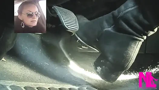 Mengemudi cepat dengan sepatu bot tinggi suede knee hitam