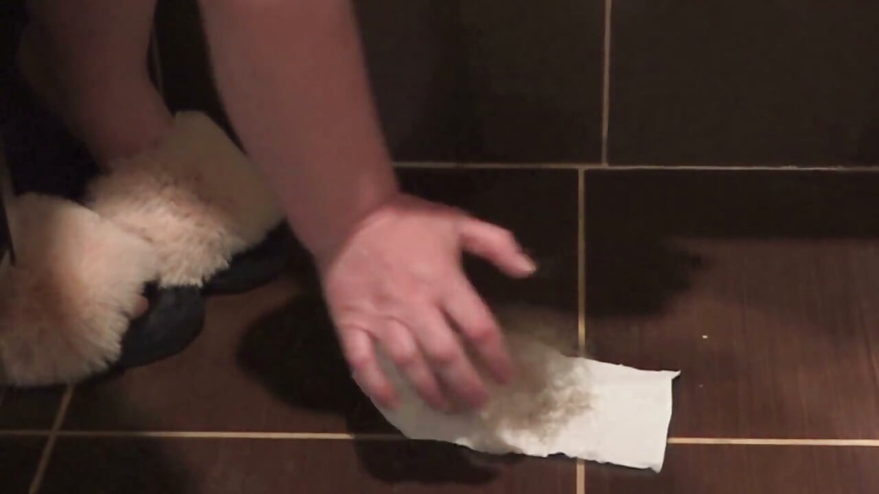 Mijn volwassen vrouw knipt haar haar en verzamelt haar schaamhaar.
