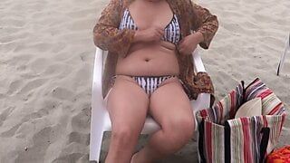 Ich zeige mich in einem Bikini am Strand und ich gehe auf alle Viere, um mit meinem Chef zu ficken