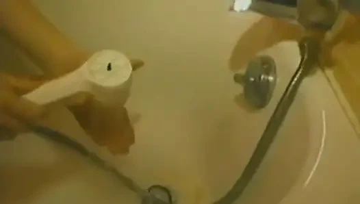 Маленькие сиськи сосет член в ванне в любительском видео