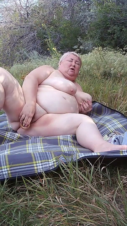 Ich liebe es, meine Muschi mit Toys in der Natur zu masturbieren | Clip 1