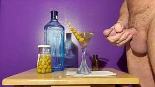 Mão empurrando martini de esperma sujo