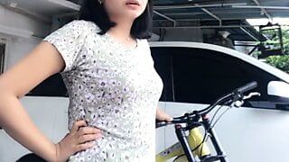 Chica indonesia - sexy bun milf