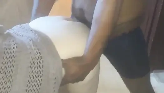 Bu büyük zenci alırken akşam yemeğimi pişir