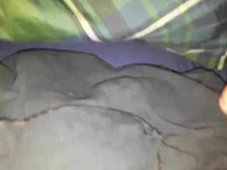Wichs und wichse unter die Bettlaken