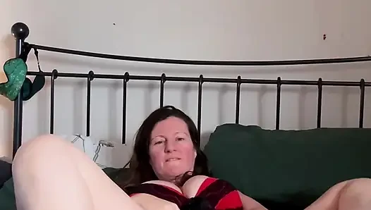schöne dame in rot, reine weiße haut, perfekte cameltoe-muschi genießt etwas zu hause allein