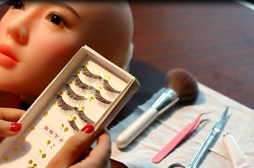 섹스 인형에 새 속눈썹 설치