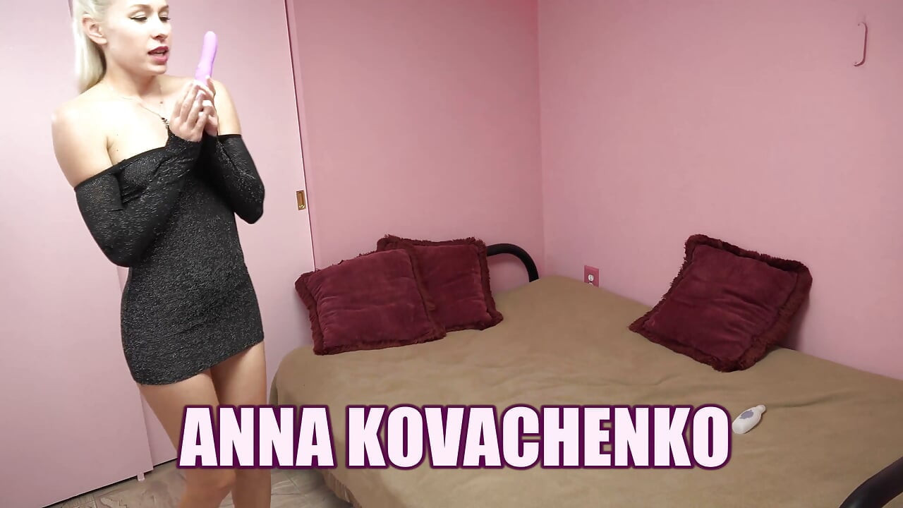 Loirinha Baixinha Anna Kovachenko Goza Forte no Vibrador