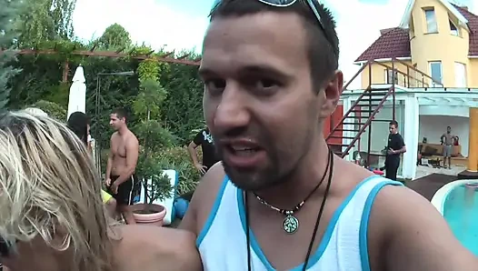 Wilde Pool-party-orgie Mit Blondinen, Die Große Schwänze Lutschen