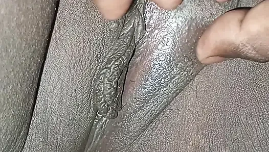 Mein penis wurde aufrecht, nachdem er die glatte muschi der stiefmutter gesehen hatte.