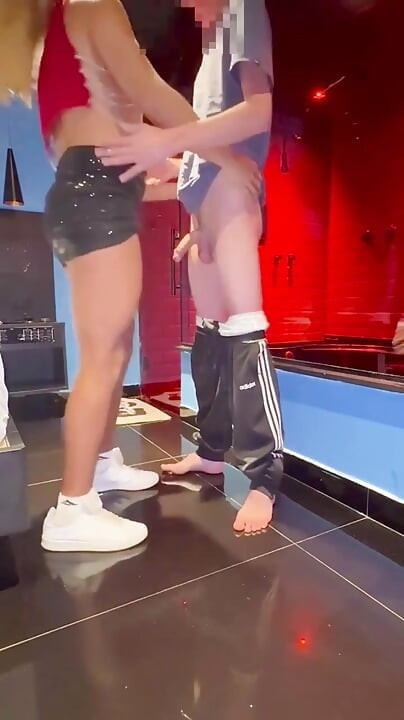 Nacht auf einer Motelparty mit heißer trans Frau