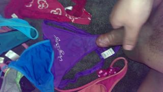 Éjaculation sur les nièces violettes vs culotte string