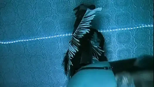 Denizcilerle barda üçlü seks ve bire bir sikiş. 2 sahne içinde 1