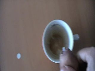 Pancutan mani dalam cawan kopi