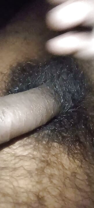 Bir milf kadın sikimi sertleştirmeme yardım ediyor, kıçını, göğüslerini ve ıslak amını gösteriyor