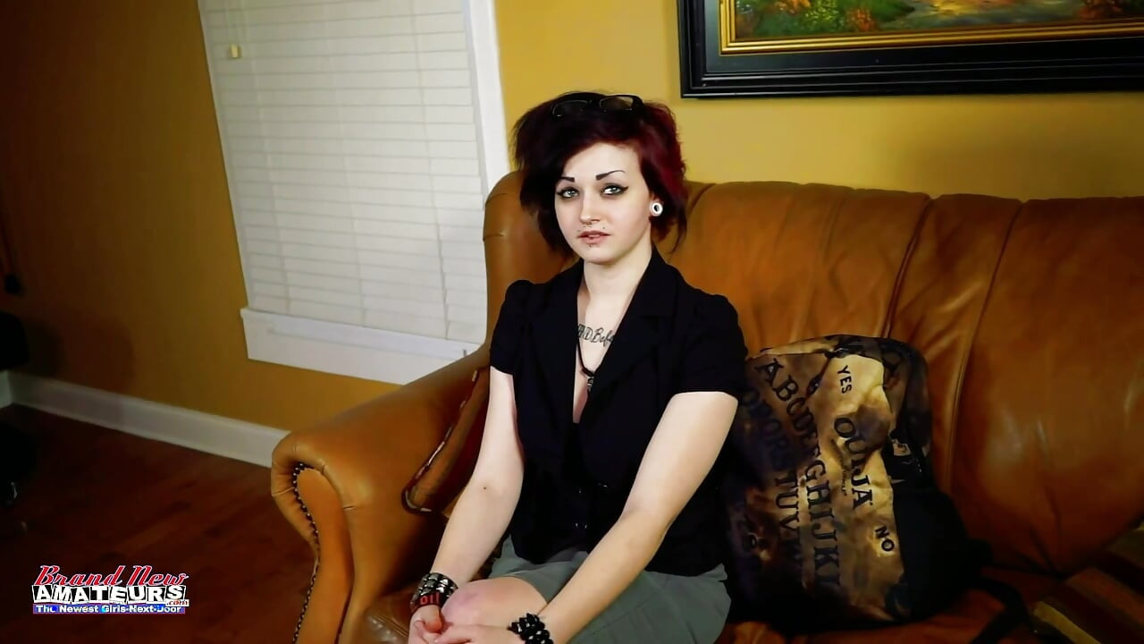 Tetovirana prsata studentkinja Marcie deepthroatuje jako, a zatim dobija divlju pičku!