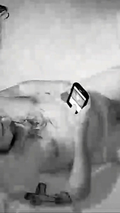 Moment iconic de la "Gospodina excitată este futută în față, penetrată cu degetul, cu jucării și umplută cu spermă, apoi se joacă cu jucării în pizdă pentru a se termina"