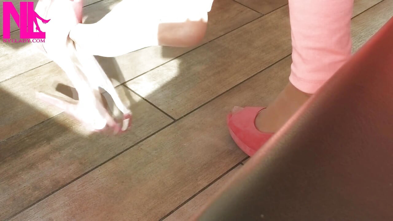 pakai sepatu hak tinggi di bar