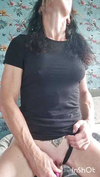 Auf Dildo mit großem schwanz hüpfen, bis ich squirte und mit echtem stöhnenden orgasmus schütte