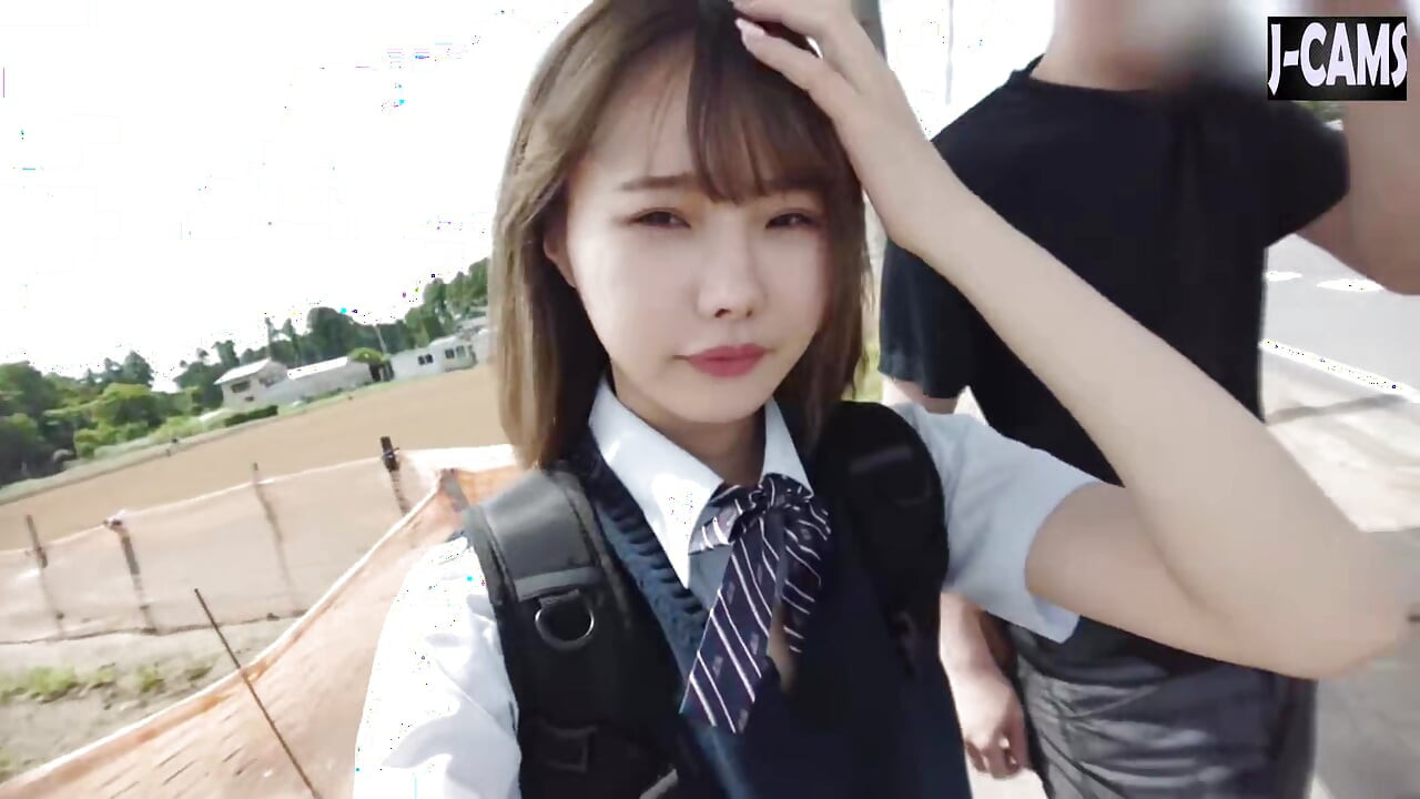 Outdoor Tease. Mischievous Girl and Controlled Release Part1