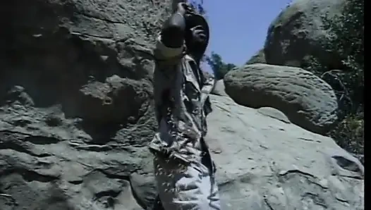 Ateşli kaltak yürüyüş parkurunda sikiliyor