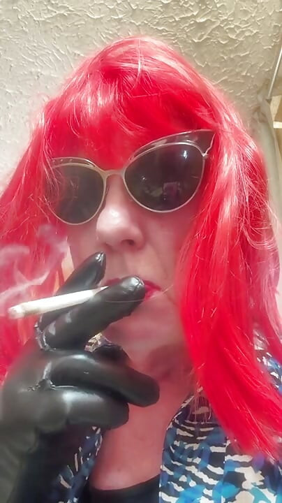 SMOKING VS120 MENTHOLS IN THE BATHROOM - PINK WIG, BLACK GLOVES
