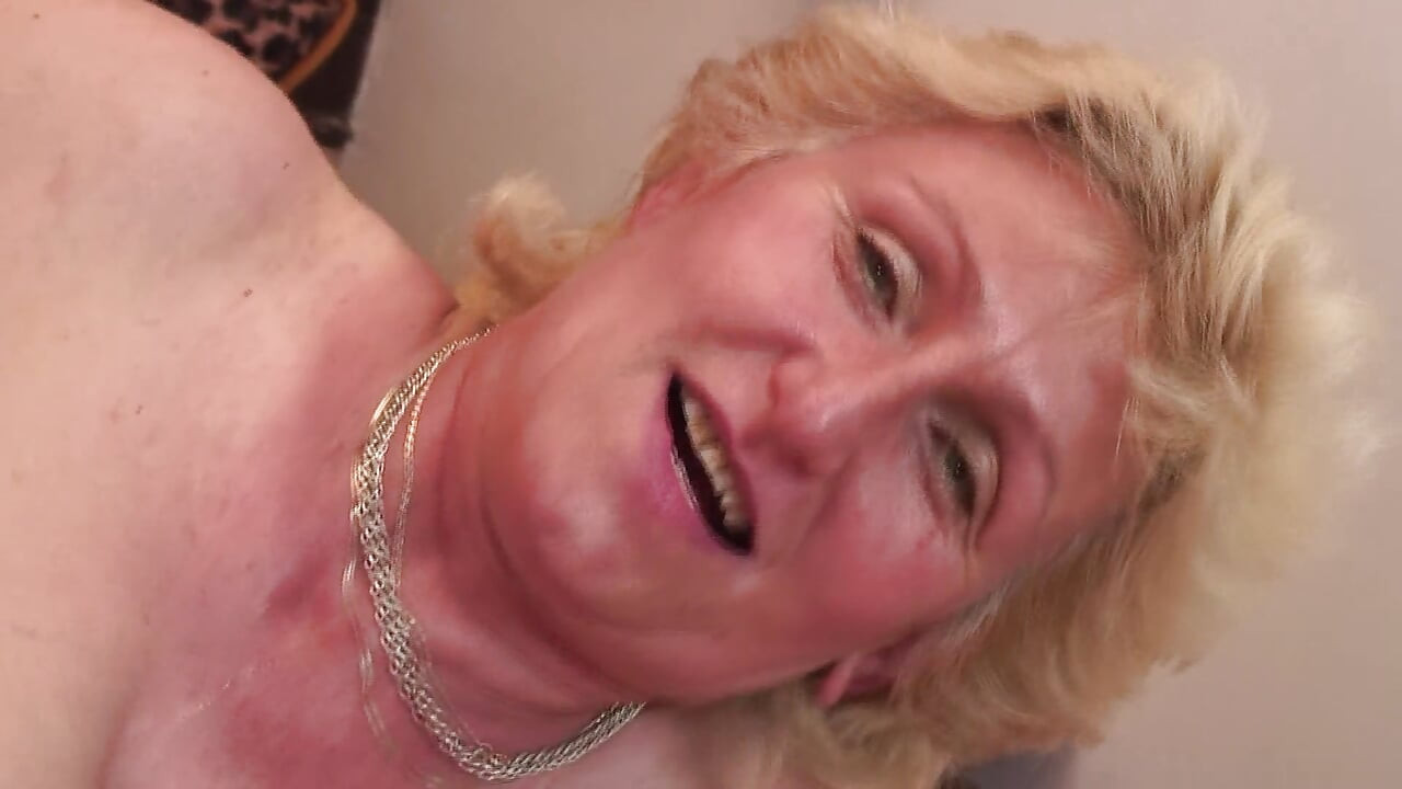 奶奶用肥硕的假阳具自慰, 然后被男孩干