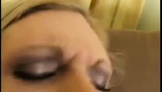 Bu sürtük amına kremalı turta almayı ve dışarı çıkışını izlemeyi seviyor