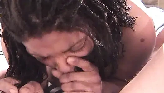 Tombul zenci sürtük emme becerilerini gösteriyor