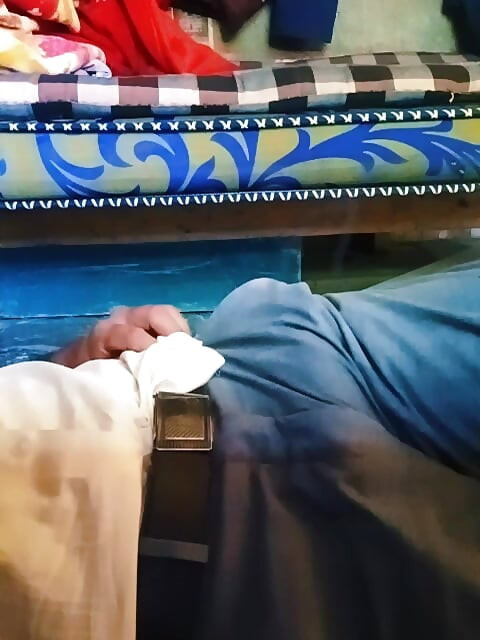 Viejo masturbándose con polla grande