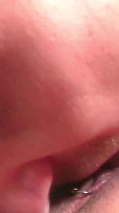 Moment palpitant de « Une cougar MILF allemande séduit un jeune voisin pour baiser en vacances »