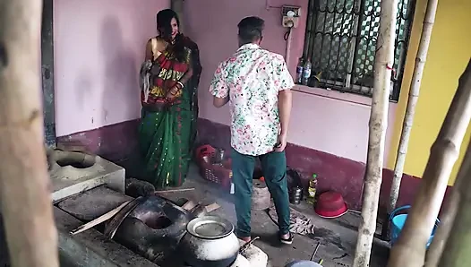 Step son ke samne hi uski step mother ko chod diya