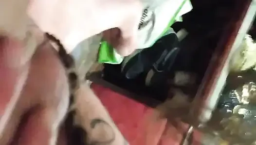 Seksi kız arkadaş aşağı atıyor!