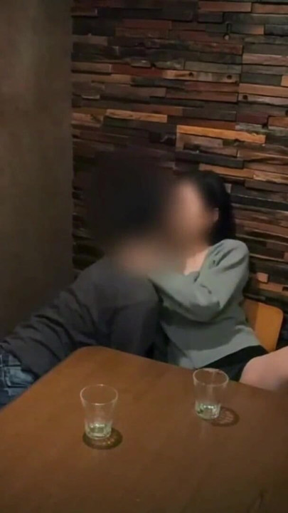 Seks u kasnom noćnom baru, dok sam se zezao sa mojom bliskom prijateljicom, naš erotski prekidač je uključen (#411) | Klip 1