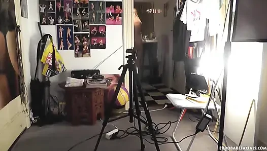 Striptease wird zu gesichtsfick und gesichtsbesamung