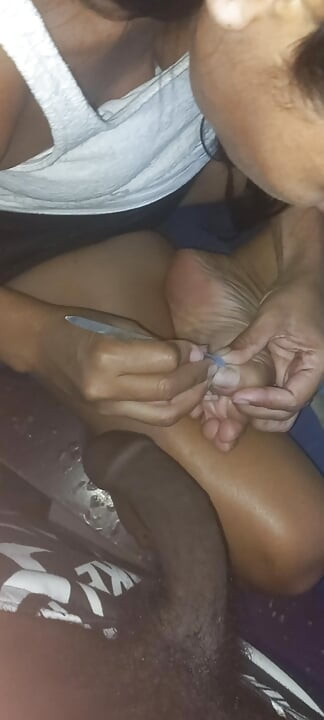 Maniak istriku melihat kontol itu berdiri dan jangan ragu-ragu untuk mengisap