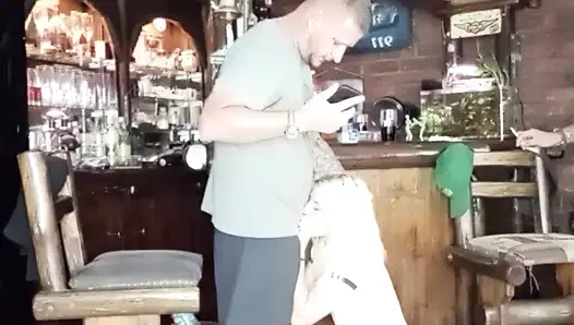 Kız arkadaşım beni emiyor ve arkadaşlarımın yarağı gırtlağına ve göğüslerine boşalıyor