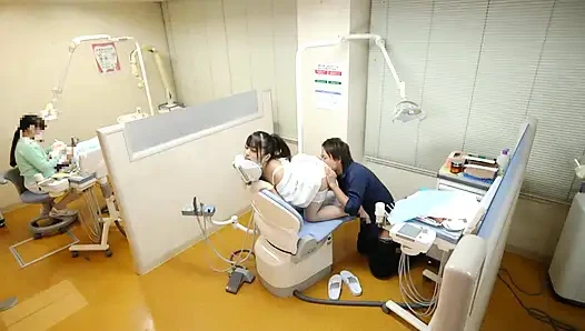 Gözlerini benimle kilitlemeye devam eden dişçi