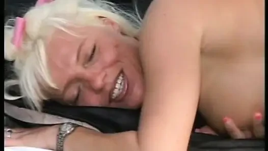 Tante seksi jerman dientot di dapur