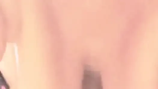Cewek sange ini lagi asik ngentot toket dan rok mininya di kantor