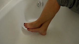 Tsm - Dylan Rose spielt mit ihren Füßen mit Wasser
